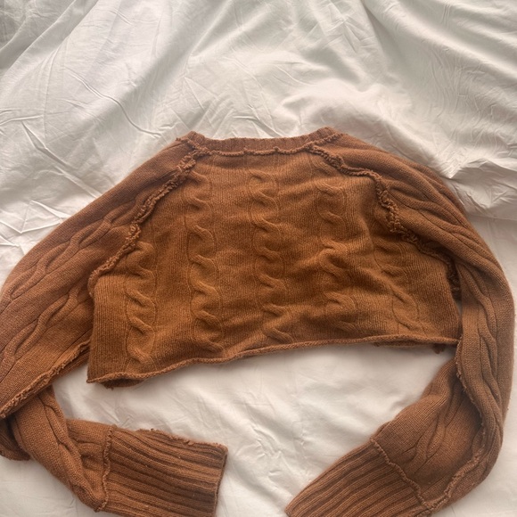 Cashmere Cable Knit Cropped Sweater - Picture 3 of 4